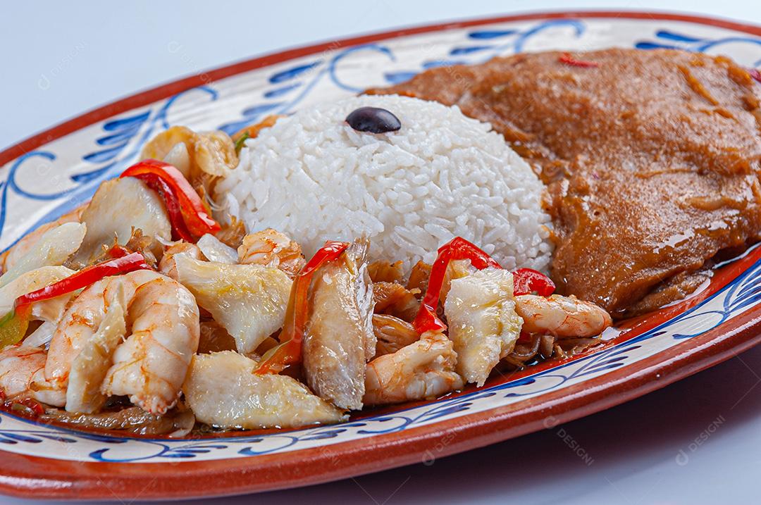 Bacalhau açoriano com camarão, arroz e mingau de peixe, decorado