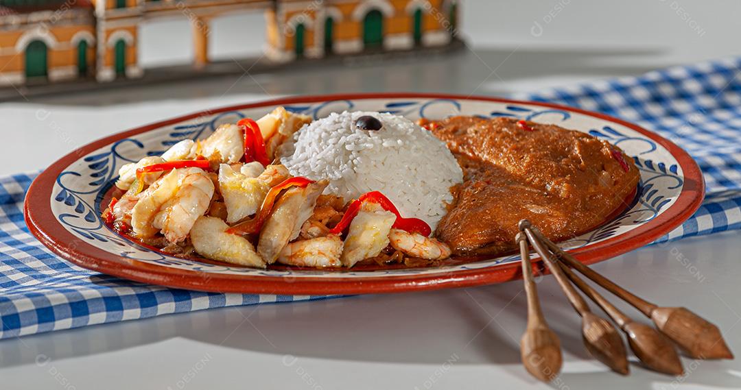 Bacalhau açoriano com camarão, arroz e mingau de peixe, decorado