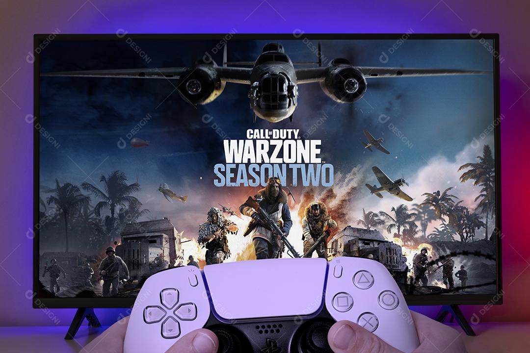 Garoto joga Call of Duty Warzone Season 2 na TV com controle de Playstation 5, 8 de abril de 2022, São Paulo, Brasil