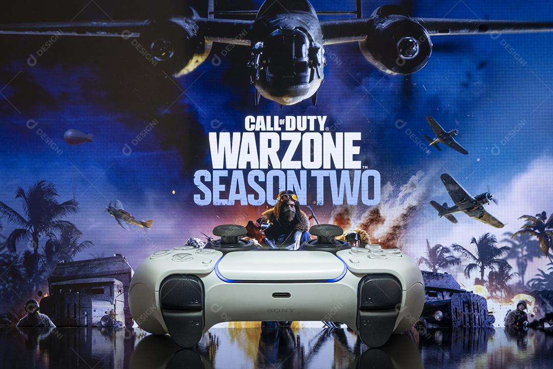 Controlador do PlayStation 5 em foco com Call of Duty Warzone Season 2 na tela da TV, 8 abr, 2022, São Paulo, Brasil