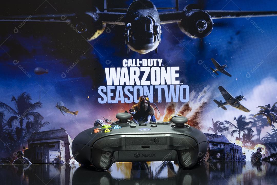 Controlador da Série Xbox em foco com Call of Duty Warzone Season 2 na tela da TV, 8 abr, 2022, São Paulo, Brasil