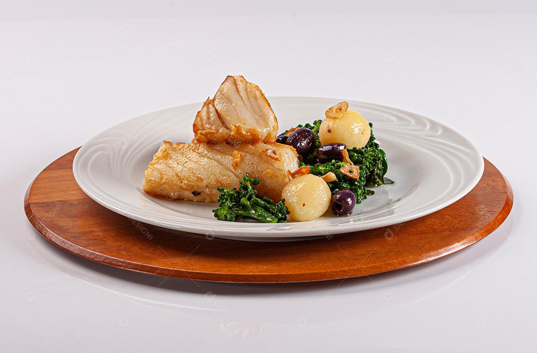 Peixe de bacalhau grelhado servido com brócolis, azeitonas pretas e assado