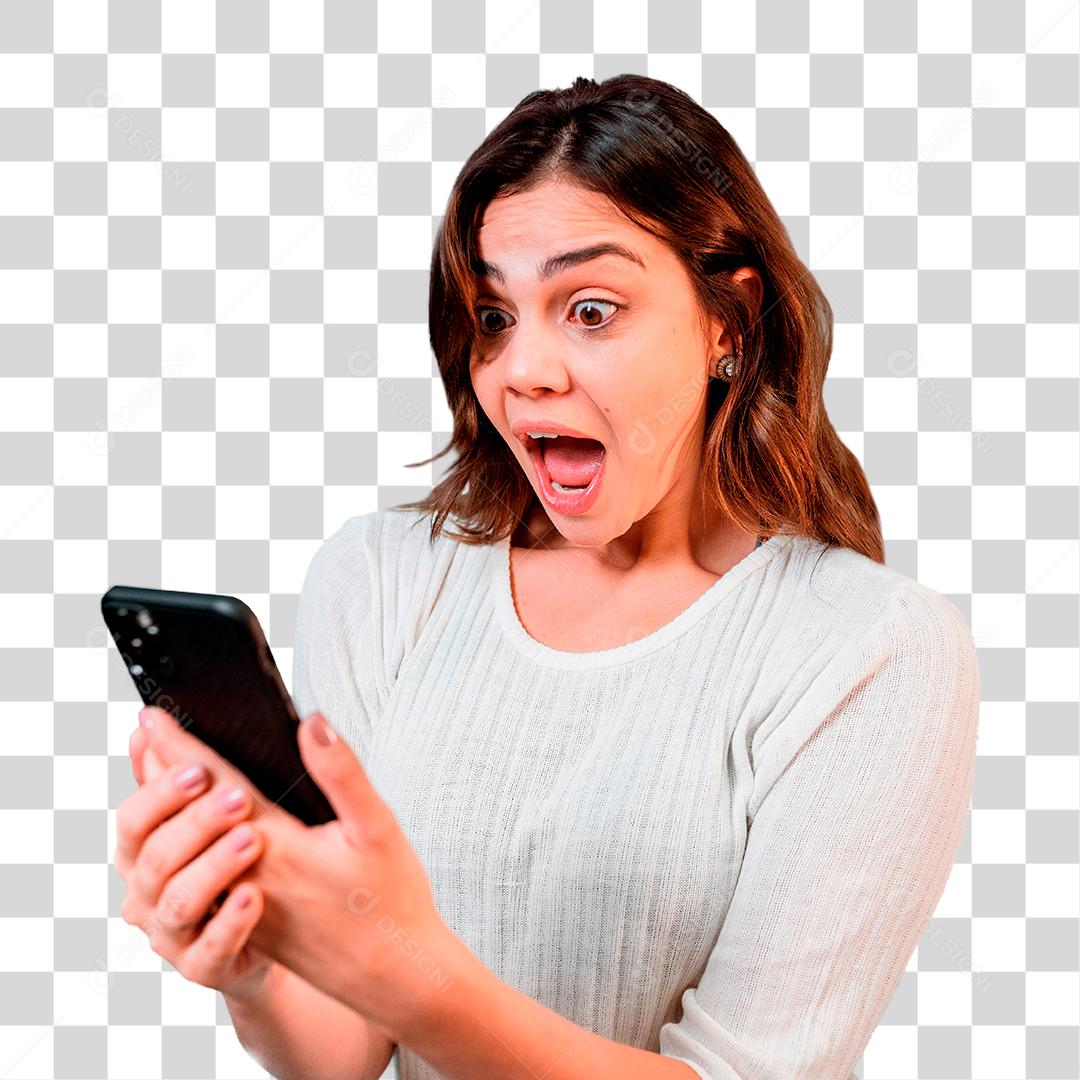 Mulher jovem mexendo em celular com a expressão de surpresa UAU PNG Transparente