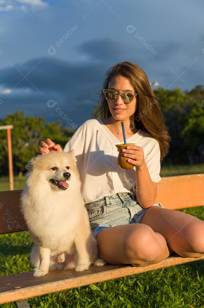 Mulher loira tomando chimarrao tradicional gaúcho
