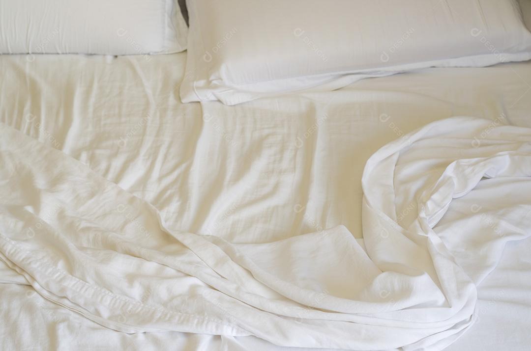 Grande conceito de cama bagunçada, despenteada, cama branca, lençol amassado.