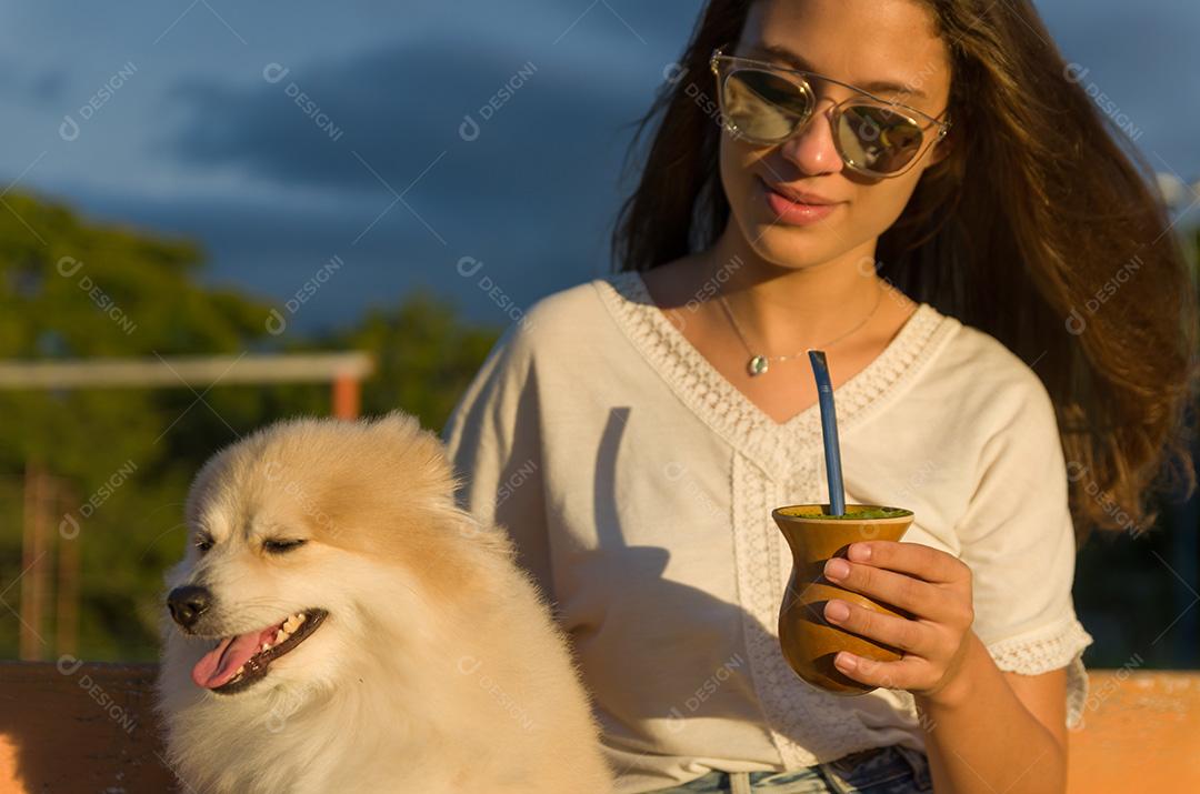 Mulher loira tomando chimarrao tradicional gaúcho