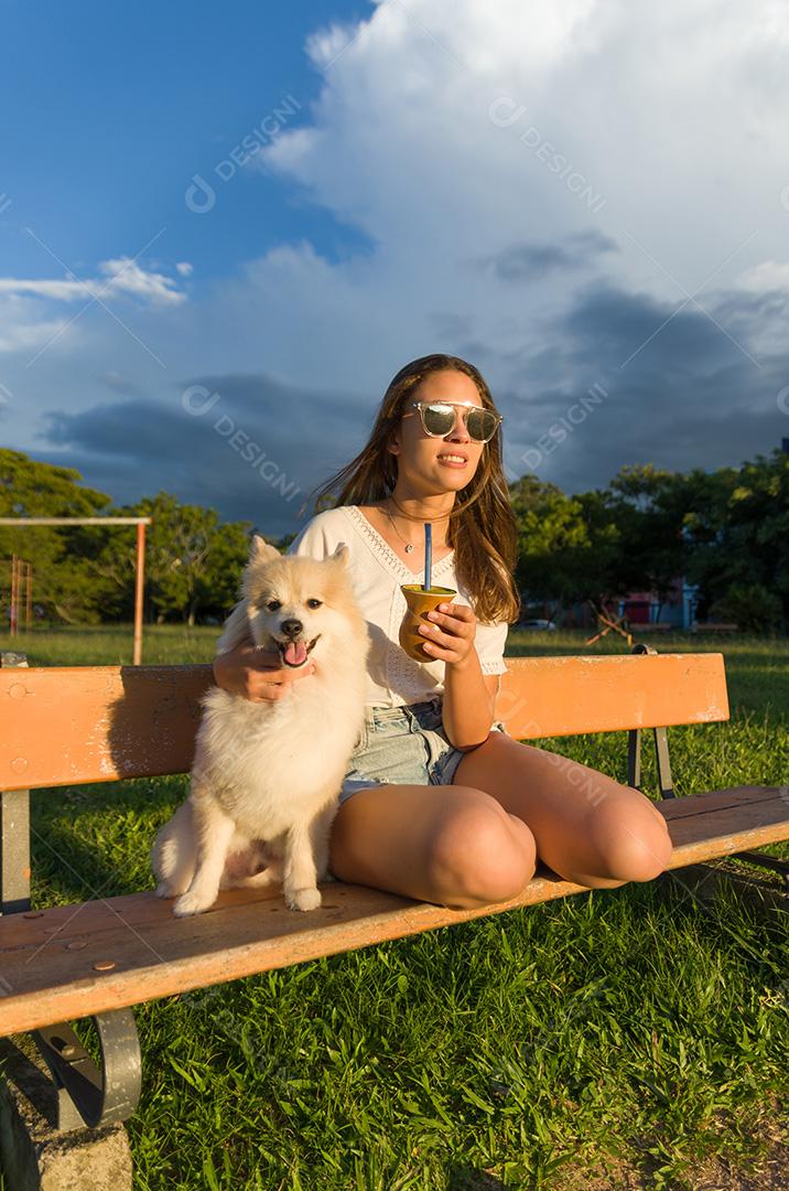 Mulher loira tomando chimarrao tradicional gaúcho