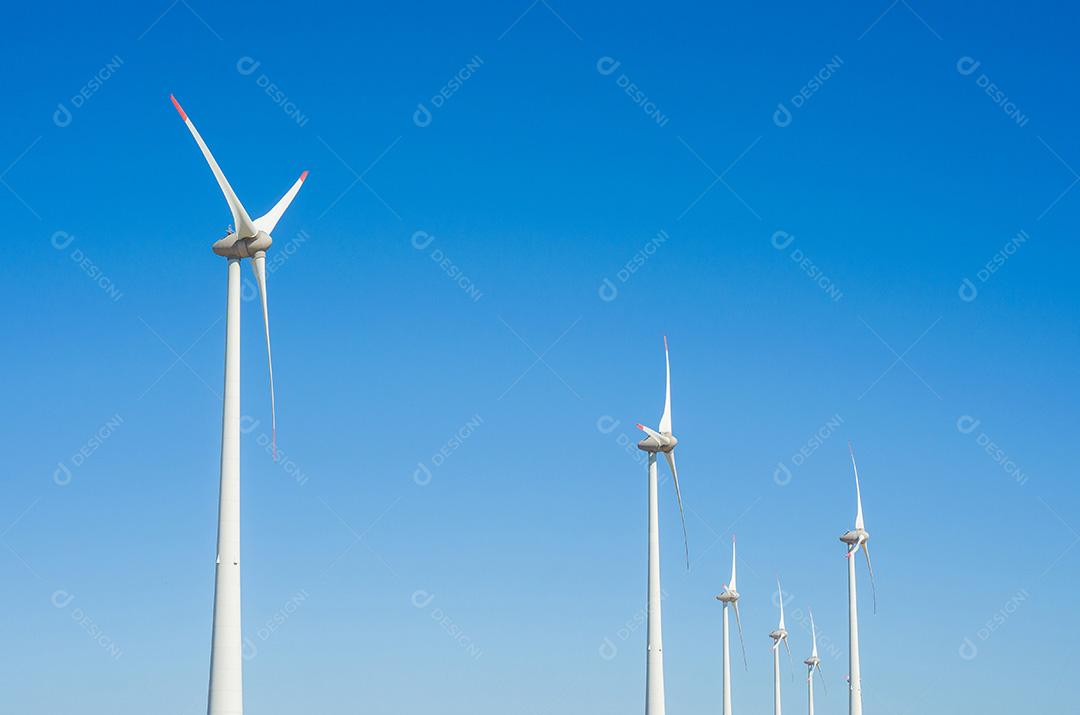 Grande conceito de energia renovável e sustentável. Campo de vento com