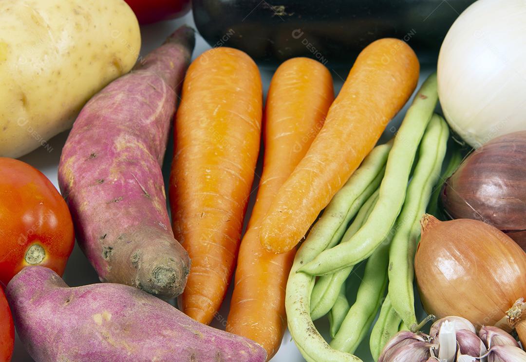 um grupo de vegetais crus