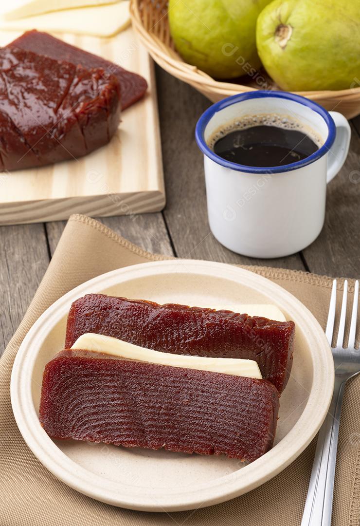 Goiaba doce com queijo de fazenda. Sobremesa típica caseira brasileira.