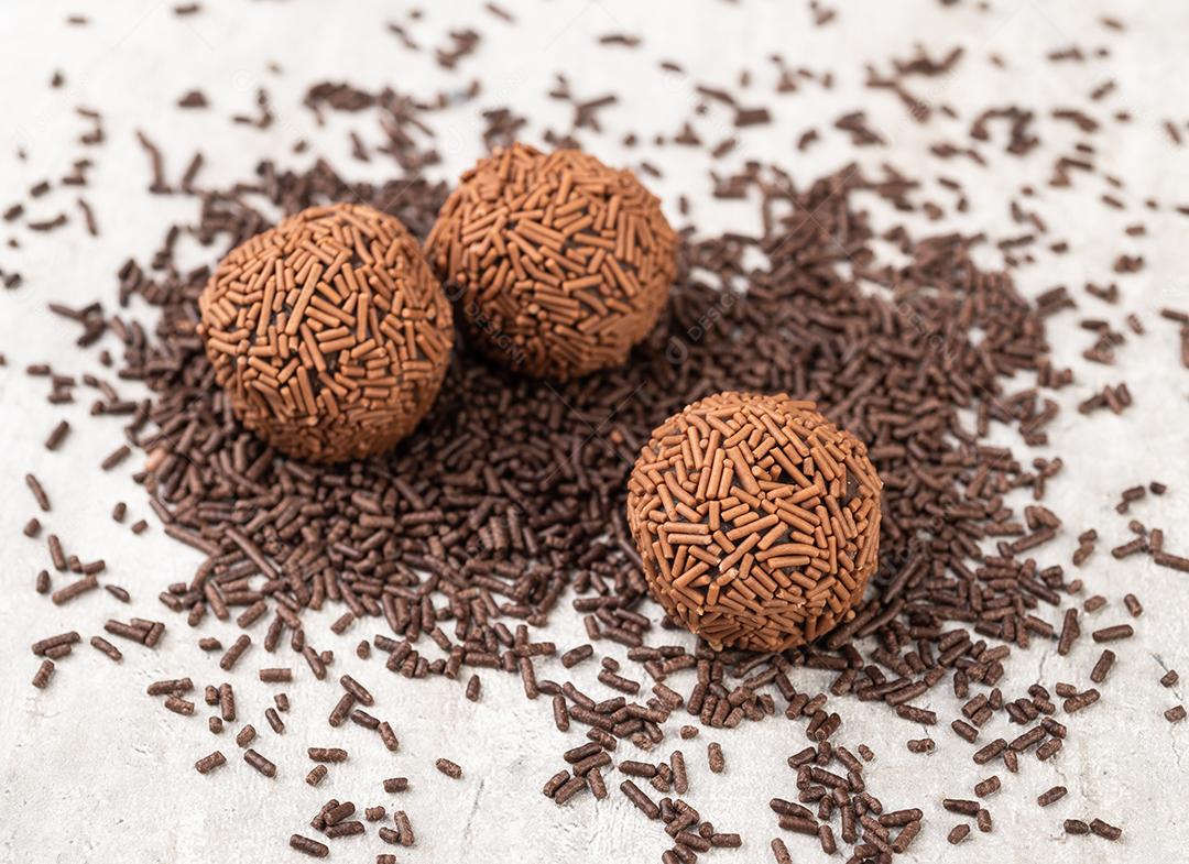 Típico brigadeiro brasileiro com granulado de chocolate