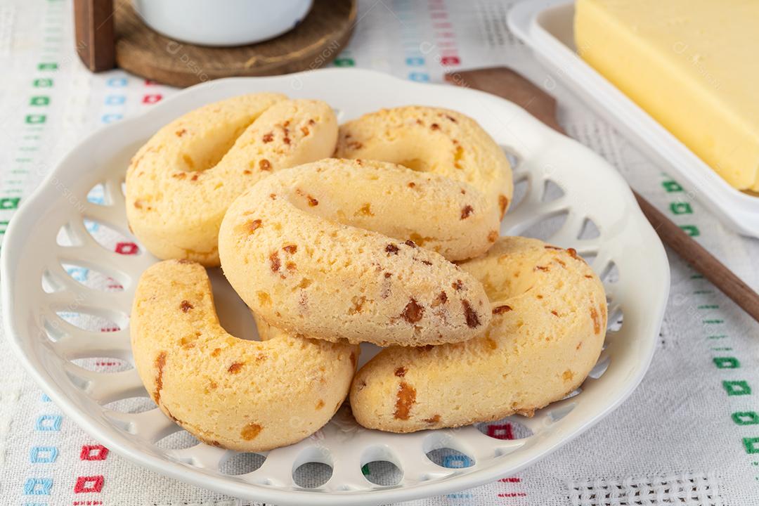 Chipas, típico pão de queijo sul-americano em um prato com manteiga.