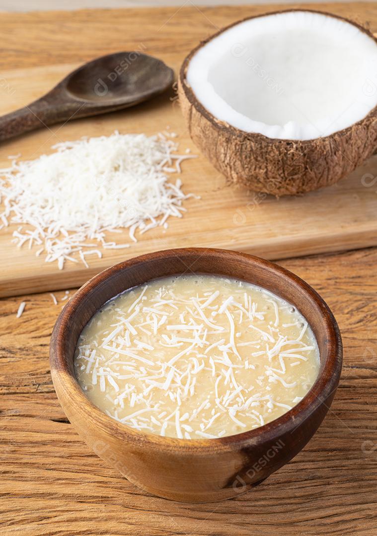 Cocada cremosa, tradicional doce de coco brasileiro com coco ralado.