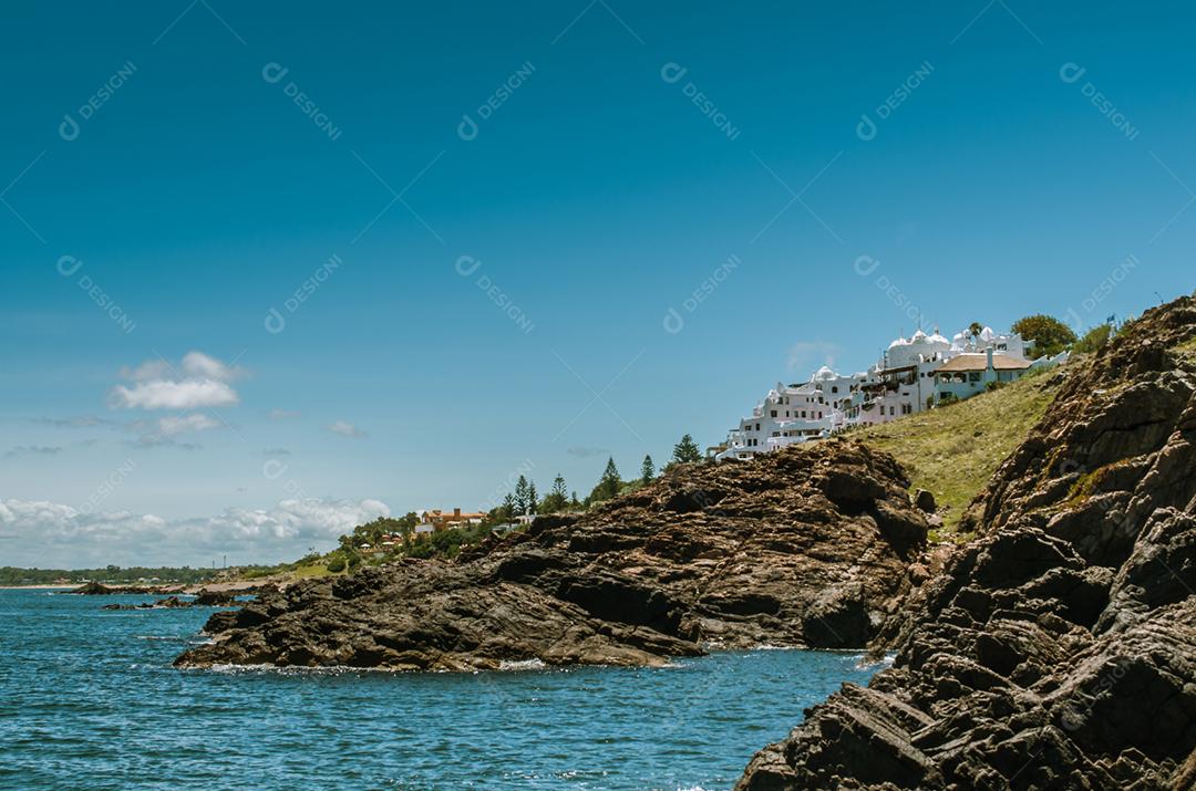 Paisagem praia sobre dia ensolarado pedras pedreiras