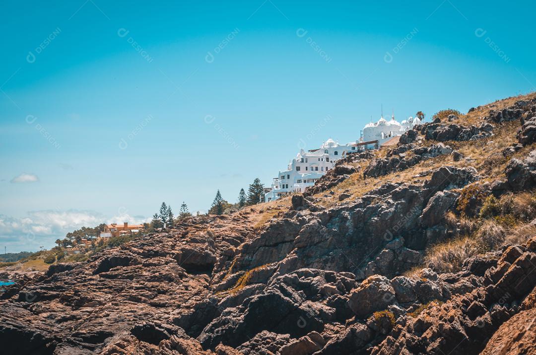 Paisagem praia sobre dia ensolarado pedras pedreiras