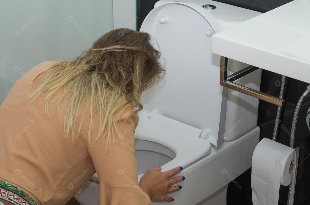 Jovem loira ficando doente, vomitando sem banheiro.