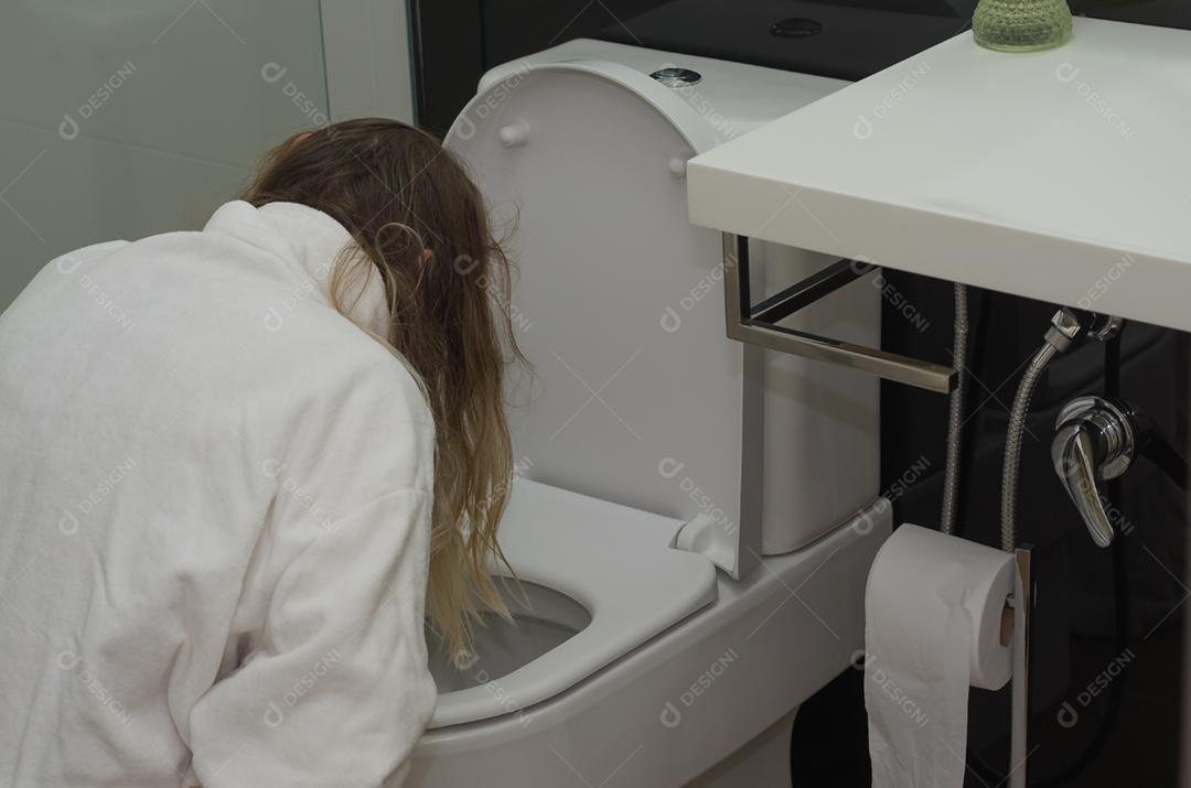 Jovem loira ficando doente, vomitando sem banheiro.