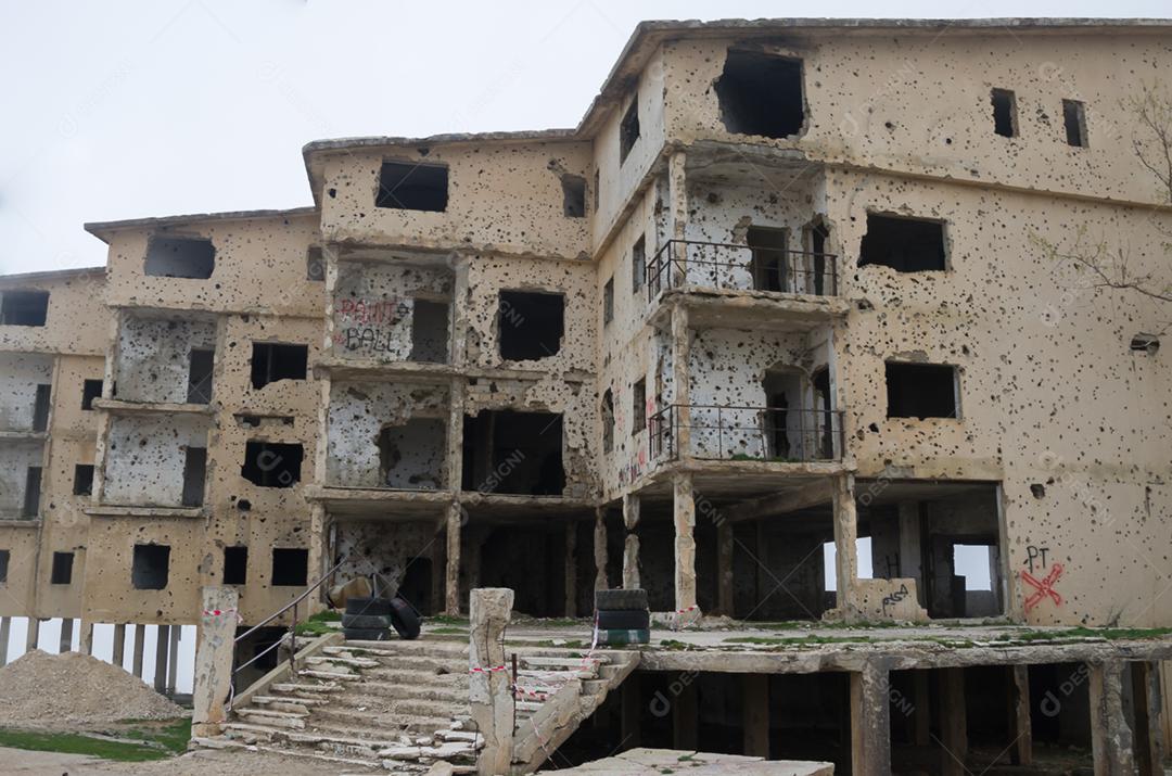 Marcas de guerra, casa libanesa metralhado, bombardeado, destruído pela guerra civil, montanhas do Líbano.