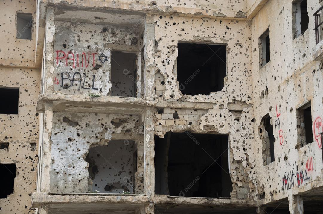 Marcas de guerra, casa libanesa metralhado, bombardeado, destruído pela guerra civil, montanhas do Líbano.