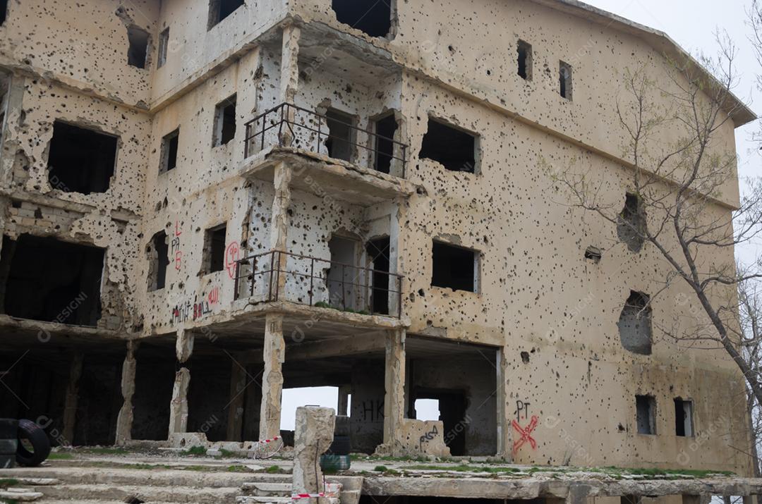 Marcas de guerra, casa libanesa metralhado, bombardeado, destruído pela guerra civil, montanhas do Líbano.