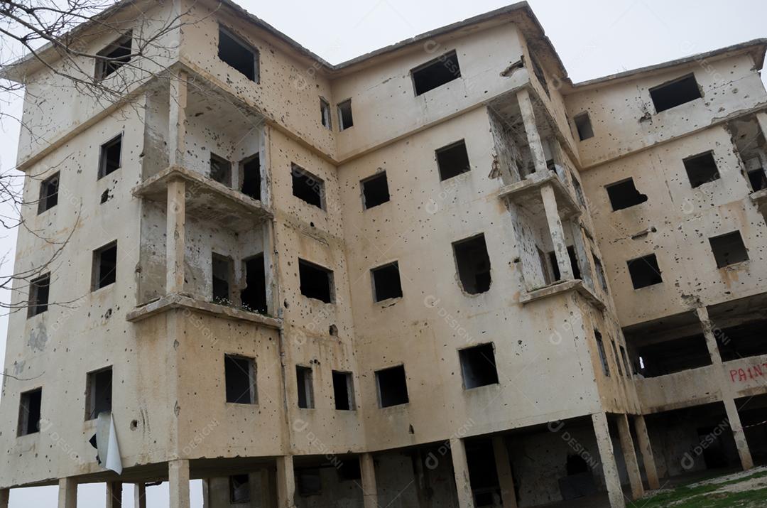Marcas de guerra, casa libanesa metralhado, bombardeado, destruído pela guerra civil, montanhas do Líbano.