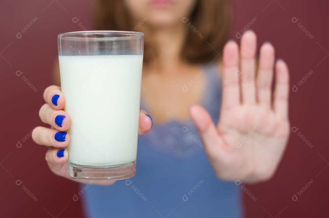 Grande conceito de alergia alimentar, alergia ao leite, lactose, mulher má com leite.