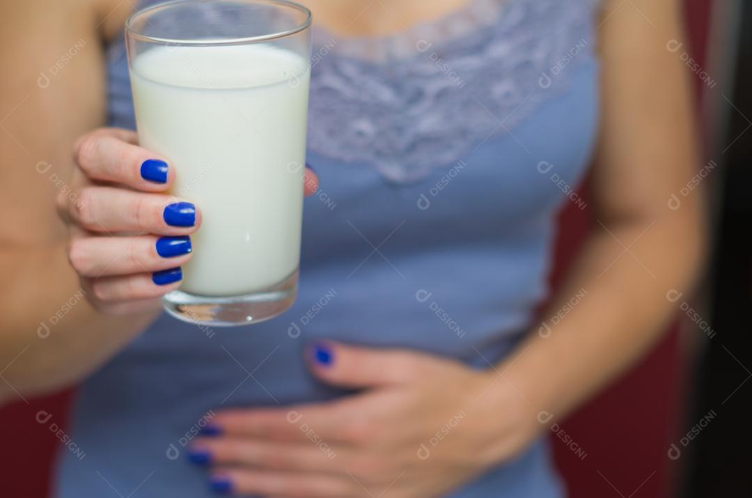 Grande conceito de alergia alimentar, alergia ao leite, lactose, mulher má com leite.