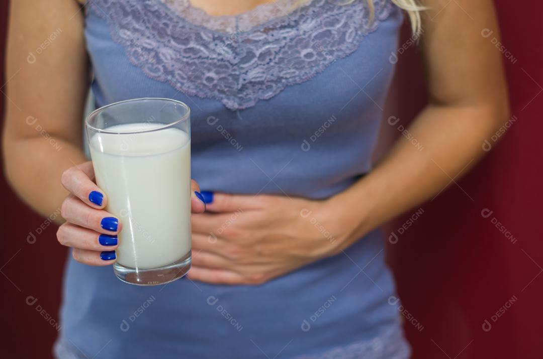 Grande conceito de alergia alimentar, alergia ao leite, lactose, mulher má com leite.