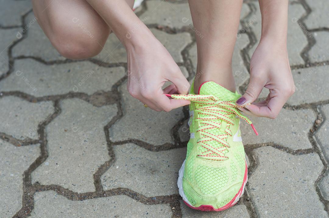 Pés de mulher corredor correndo na estrada closeup no sapato. Treino de corredor de atleta de fitness feminino
