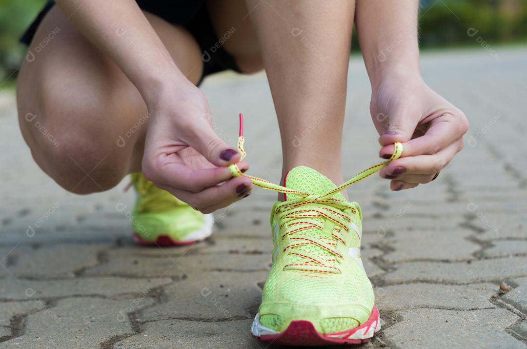 Pés de mulher corredor correndo na estrada closeup no sapato. Treino de corredor de atleta de fitness feminino