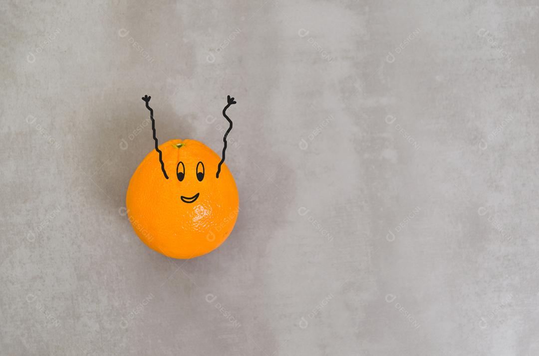 Grande conceito de alimentação saudável, laranja com cara feliz e braços para cima em fundo cinza.