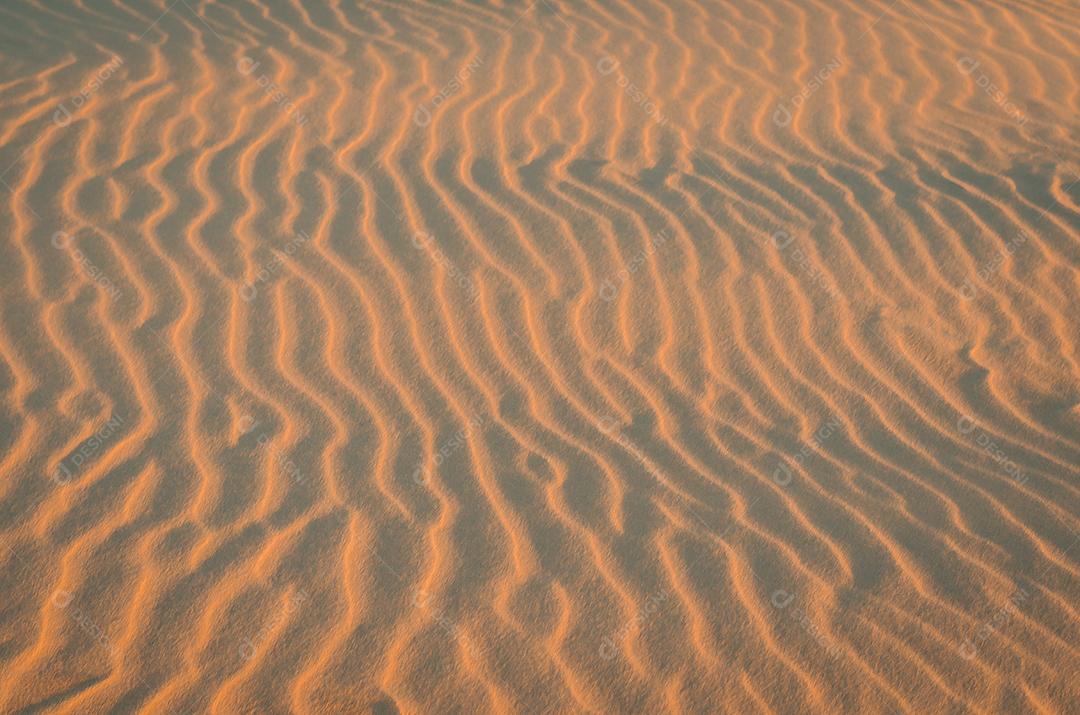 Ondas de textura na areia, dunas de areia, tom amarelo, pôr do sol.