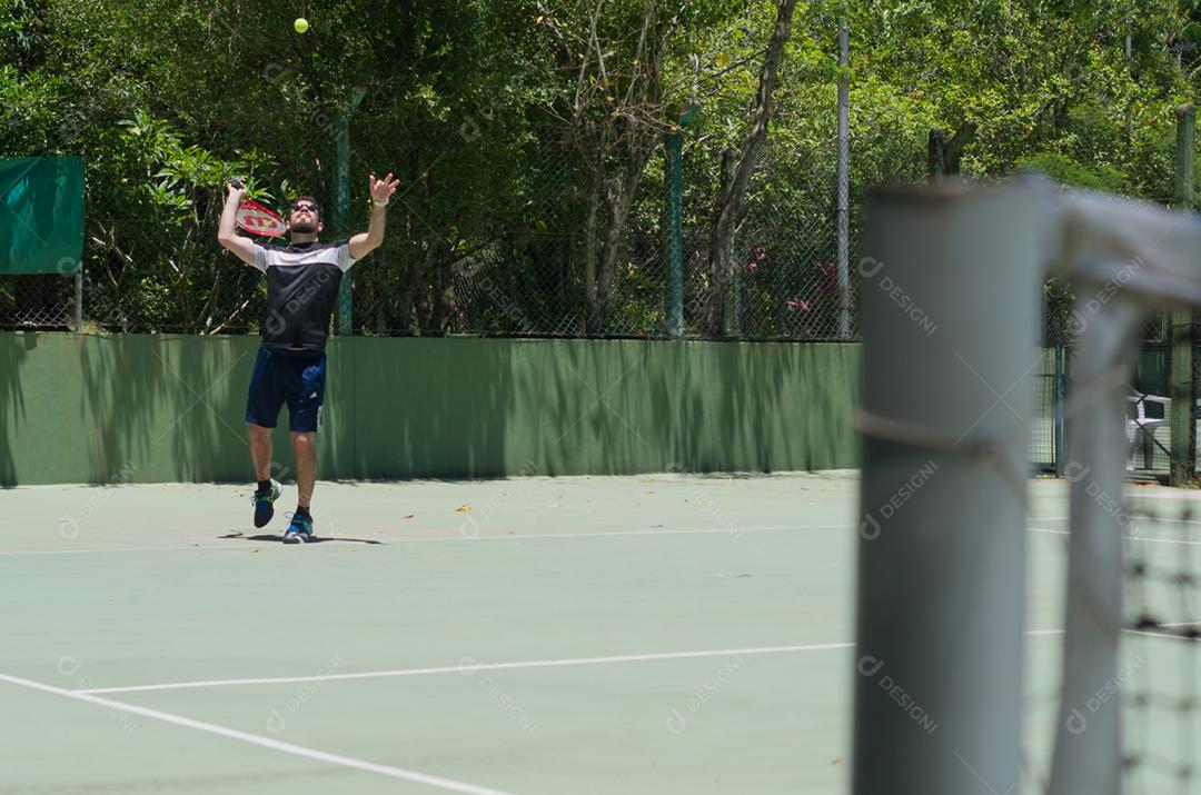 Homem jogando esporte chamado tênis