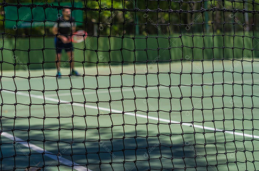 Homem jogando esporte chamado tênis