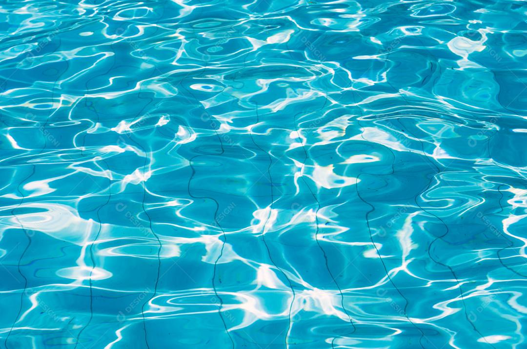 Fundo azul abstrato com água da piscina e ondas