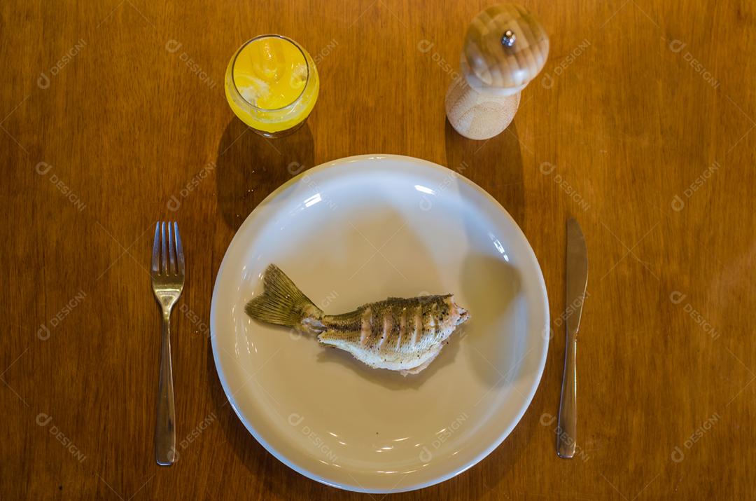 Black Bass Fish assado na chapa, alimentação saudável.