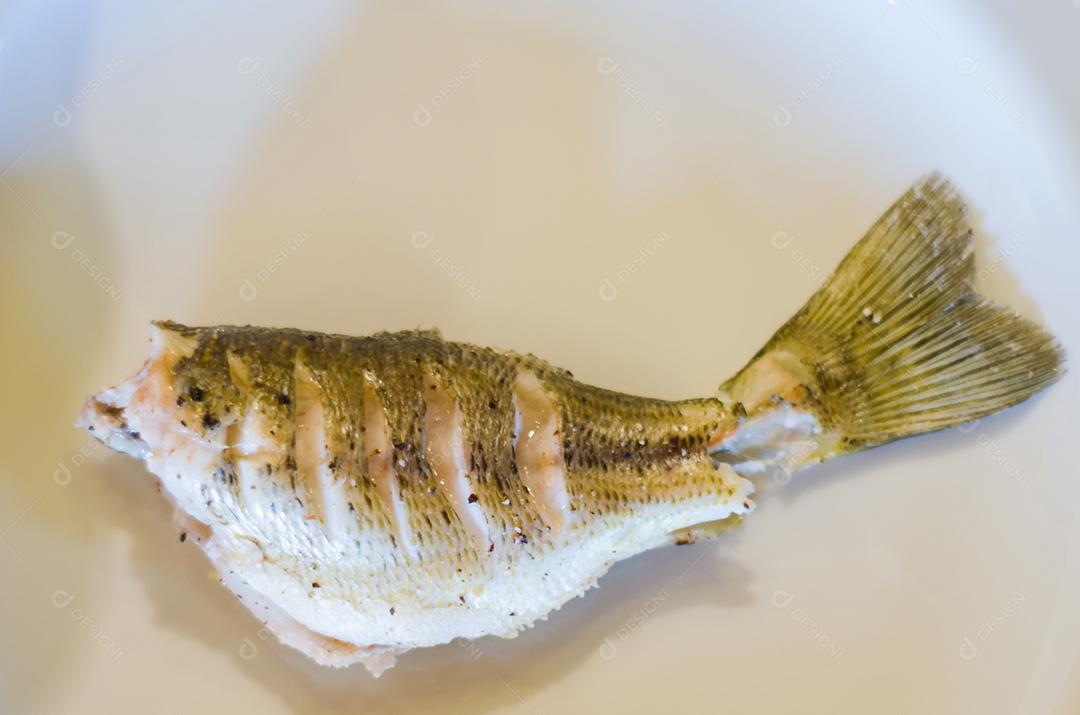 Black Bass Fish assado na chapa, alimentação saudável.