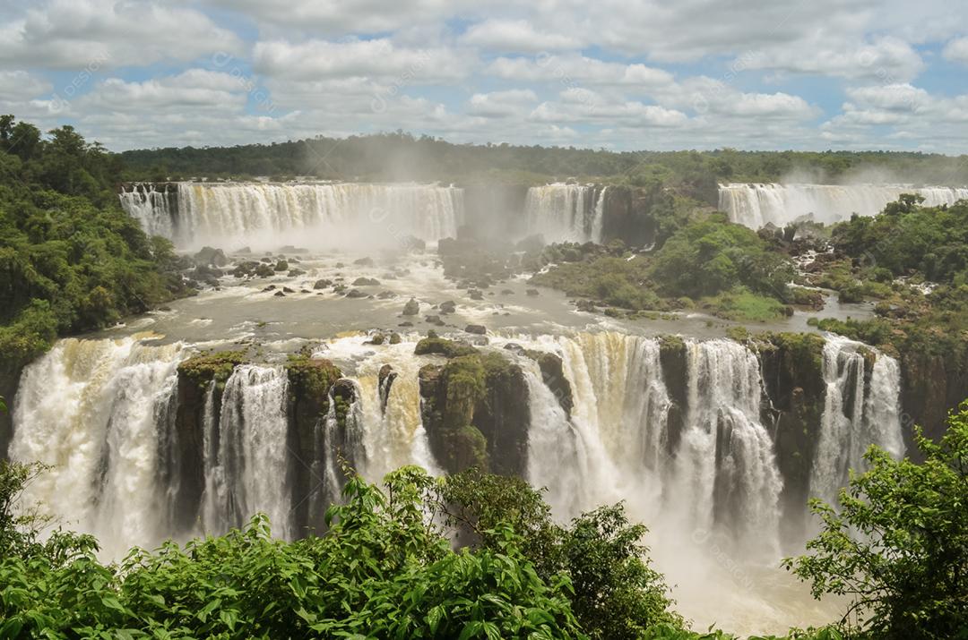 Linda foto das Cataratas do Iguaçu, o maior fluxo de água das cataratas do mundo.