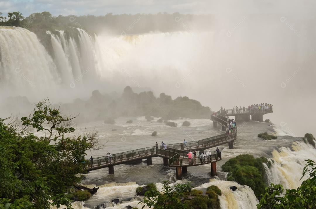 Linda foto das Cataratas do Iguaçu, o maior fluxo de água das cataratas do mundo.