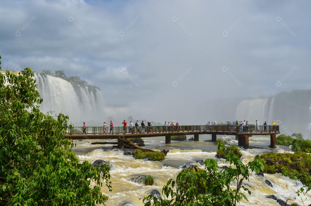 Linda foto das Cataratas do Iguaçu, o maior fluxo de água das cataratas do mundo.