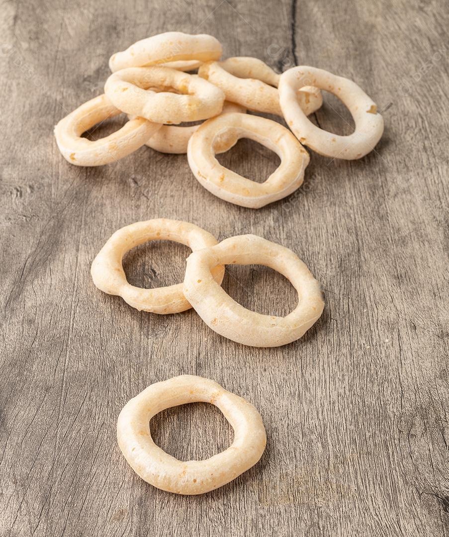 Tradicional polvilho brasileiro ou biscoito de amido sobre mesa de madeira.