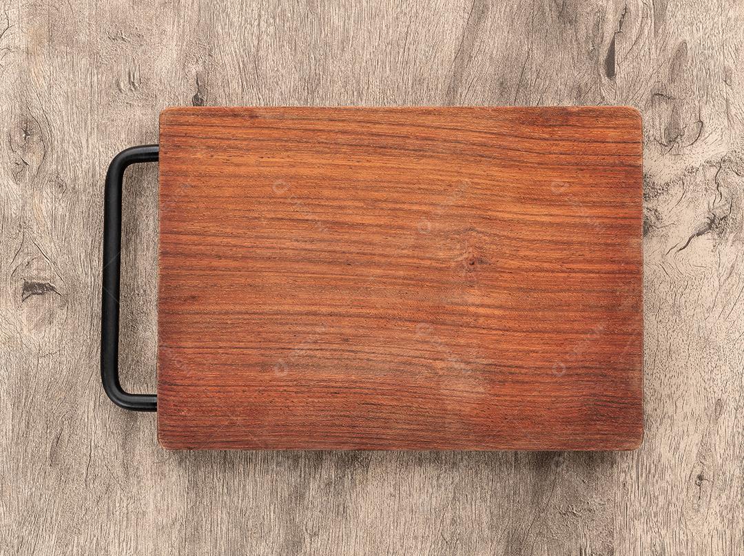 Tábua de madeira vazia sobre mesa de madeira