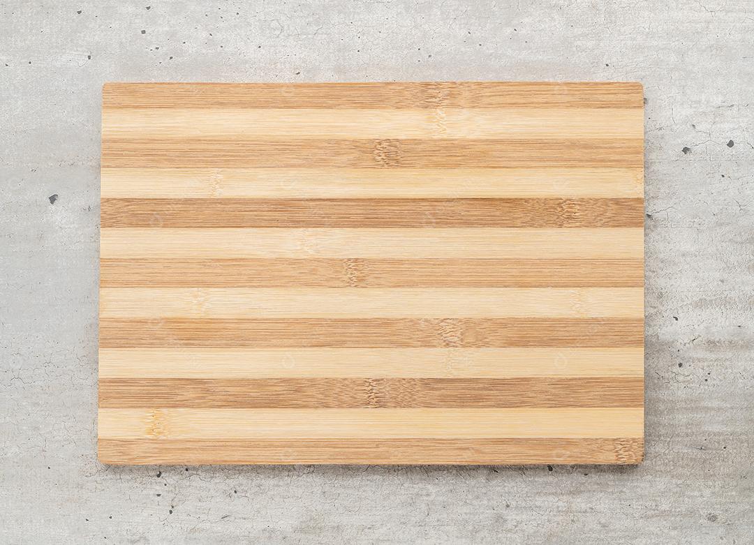 Tábua de madeira vazia sobre mesa de madeira