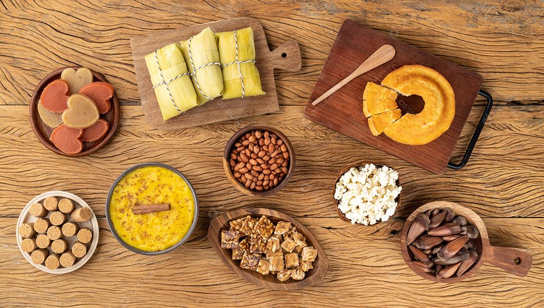 Comida típica do festival brasileiro de junho sobre mesa de madeira. Festa junina.