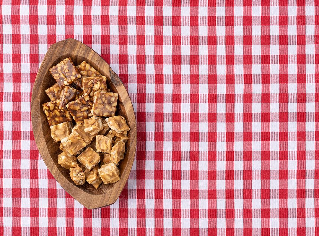 Pe de moleque, típico doce de amendoim brasileiro sobre tecido xadrez. Comida do festival de junho.