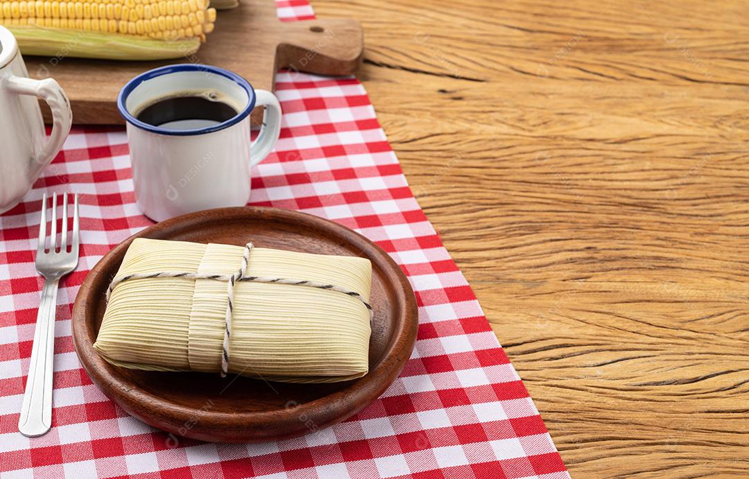 Pamonha, comida típica brasileira de milho. Comida do festival de junho com café