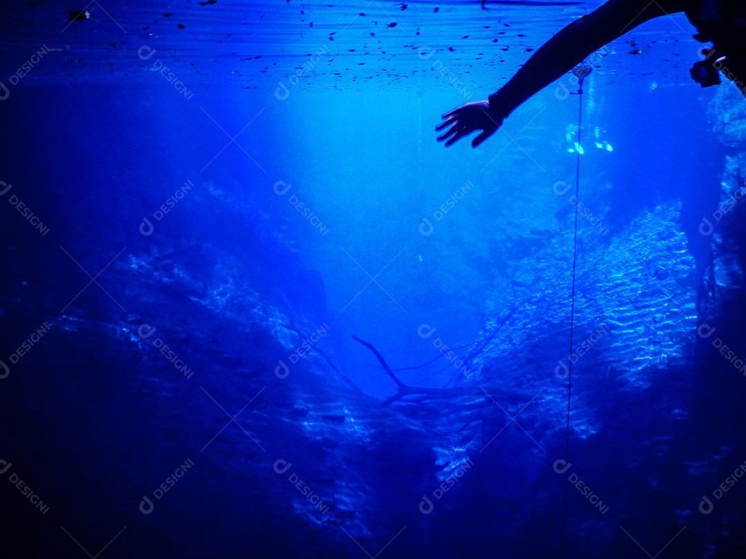 Praticando mergulho e snorkeling, lagoa misteriosa, lindo l