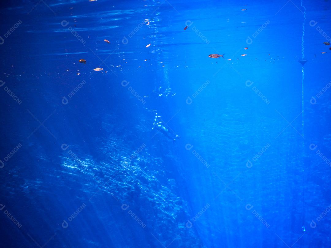 Praticando mergulho e snorkeling, lagoa misteriosa, lindo l