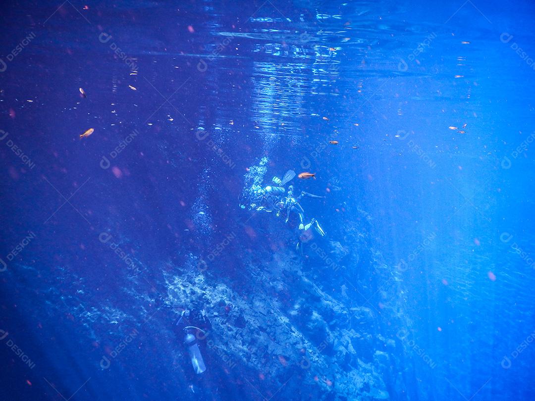 Praticando mergulho e snorkeling, lagoa misteriosa, lindo l