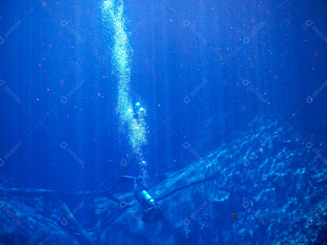 Praticando mergulho e snorkeling, lagoa misteriosa, bela lagoa de água azul turquesa